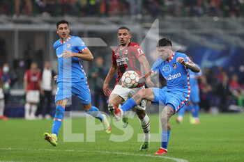 2021-09-28 - Rodrigo de Paul of Club Atletico de Madrid fights for the ball against Ismael Bennacer of AC Milan during the UEFA Champions League 2021/22 Group Stage - Group B football match between AC Milan and Club Atletico de Madrid at Giuseppe Meazza Stadium, Milan, Italy on September 28, 2021 - AC MILAN VS ATLETICO MADRID - UEFA CHAMPIONS LEAGUE - SOCCER