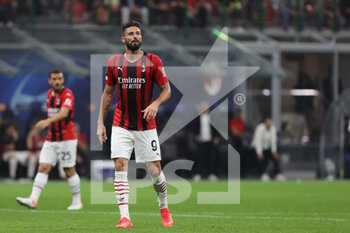 2021-09-28 - Olivier Giroud of AC Milan in action during the UEFA Champions League 2021/22 Group Stage - Group B football match between AC Milan and Club Atletico de Madrid at Giuseppe Meazza Stadium, Milan, Italy on September 28, 2021 - AC MILAN VS ATLETICO MADRID - UEFA CHAMPIONS LEAGUE - SOCCER