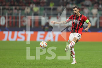2021-09-28 - Alessio Romagnoli of AC Milan in action during the UEFA Champions League 2021/22 Group Stage - Group B football match between AC Milan and Club Atletico de Madrid at Giuseppe Meazza Stadium, Milan, Italy on September 28, 2021 - AC MILAN VS ATLETICO MADRID - UEFA CHAMPIONS LEAGUE - SOCCER