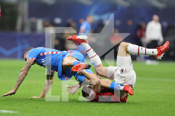 2021-09-28 - Mario Hermoso of Club Atletico de Madrid fights for the ball against Alexis Saelemaekers of AC Milan during the UEFA Champions League 2021/22 Group Stage - Group B football match between AC Milan and Club Atletico de Madrid at Giuseppe Meazza Stadium, Milan, Italy on September 28, 2021 - AC MILAN VS ATLETICO MADRID - UEFA CHAMPIONS LEAGUE - SOCCER