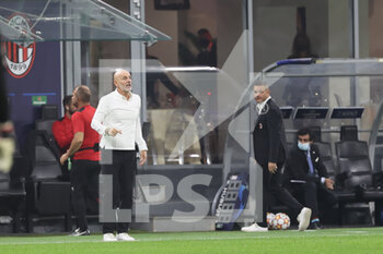 2021-09-28 - Stefano Pioli Head Coach of AC Milan reacts from the bench during the UEFA Champions League 2021/22 Group Stage - Group B football match between AC Milan and Club Atletico de Madrid at Giuseppe Meazza Stadium, Milan, Italy on September 28, 2021 - AC MILAN VS ATLETICO MADRID - UEFA CHAMPIONS LEAGUE - SOCCER
