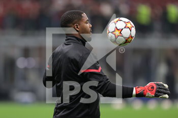 2021-09-28 - Mike Maignan of AC Milan warms up during the UEFA Champions League 2021/22 Group Stage - Group B football match between AC Milan and Club Atletico de Madrid at Giuseppe Meazza Stadium, Milan, Italy on September 28, 2021 - AC MILAN VS ATLETICO MADRID - UEFA CHAMPIONS LEAGUE - SOCCER
