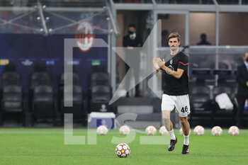 2021-09-28 - Matteo Gabbia of AC Milan warms up during the UEFA Champions League 2021/22 Group Stage - Group B football match between AC Milan and Club Atletico de Madrid at Giuseppe Meazza Stadium, Milan, Italy on September 28, 2021 - AC MILAN VS ATLETICO MADRID - UEFA CHAMPIONS LEAGUE - SOCCER