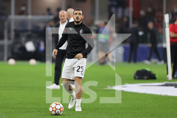 2021-09-28 - Alessando Florenzi of AC Milan warms up during the UEFA Champions League 2021/22 Group Stage - Group B football match between AC Milan and Club Atletico de Madrid at Giuseppe Meazza Stadium, Milan, Italy on September 28, 2021 - AC MILAN VS ATLETICO MADRID - UEFA CHAMPIONS LEAGUE - SOCCER