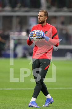 2021-09-28 - Jan Oblak of Club Atletico de Madrid warms up during the UEFA Champions League 2021/22 Group Stage - Group B football match between AC Milan and Club Atletico de Madrid at Giuseppe Meazza Stadium, Milan, Italy on September 28, 2021 - AC MILAN VS ATLETICO MADRID - UEFA CHAMPIONS LEAGUE - SOCCER