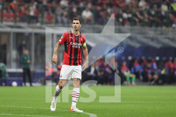 2021-09-28 - Alessio Romagnoli of AC Milan in action during the UEFA Champions League 2021/22 Group Stage - Group B football match between AC Milan and Club Atletico de Madrid at Giuseppe Meazza Stadium, Milan, Italy on September 28, 2021 - AC MILAN VS ATLETICO MADRID - UEFA CHAMPIONS LEAGUE - SOCCER