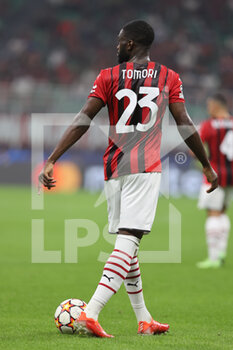 2021-09-28 - Fikayo Tomori of AC Milan in action during the UEFA Champions League 2021/22 Group Stage - Group B football match between AC Milan and Club Atletico de Madrid at Giuseppe Meazza Stadium, Milan, Italy on September 28, 2021 - AC MILAN VS ATLETICO MADRID - UEFA CHAMPIONS LEAGUE - SOCCER