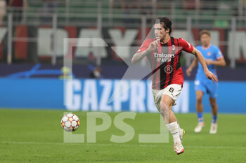 2021-09-28 - Sandro Tonali of AC Milan in action during the UEFA Champions League 2021/22 Group Stage - Group B football match between AC Milan and Club Atletico de Madrid at Giuseppe Meazza Stadium, Milan, Italy on September 28, 2021 - AC MILAN VS ATLETICO MADRID - UEFA CHAMPIONS LEAGUE - SOCCER