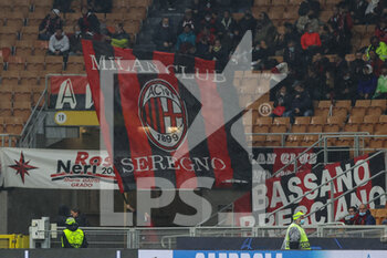 2021-11-03 - A fan waves a giant flag during the UEFA Champions League 2021/22 Group Stage - Group B football match between AC Milan and FC Porto at Giuseppe Meazza Stadium, Milan, Italy on November 03, 2021 - AC MILAN VS FC PORTO - UEFA CHAMPIONS LEAGUE - SOCCER
