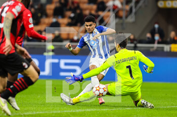 2021-11-03 - Luis Diaz of FC Porto scores a goal during the UEFA Champions League 2021/22 Group Stage - Group B football match between AC Milan and FC Porto at Giuseppe Meazza Stadium, Milan, Italy on November 03, 2021 - AC MILAN VS FC PORTO - UEFA CHAMPIONS LEAGUE - SOCCER