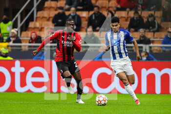 2021-11-03 - Luis Diaz of FC Porto fights for the ball against Pierre Kalulu of AC Milan during the UEFA Champions League 2021/22 Group Stage - Group B football match between AC Milan and FC Porto at Giuseppe Meazza Stadium, Milan, Italy on November 03, 2021 - AC MILAN VS FC PORTO - UEFA CHAMPIONS LEAGUE - SOCCER