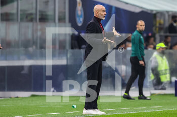 2021-11-03 - Stefano Pioli Head Coach of AC Milan reacts from the bench during the UEFA Champions League 2021/22 Group Stage - Group B football match between AC Milan and FC Porto at Giuseppe Meazza Stadium, Milan, Italy on November 03, 2021 - AC MILAN VS FC PORTO - UEFA CHAMPIONS LEAGUE - SOCCER