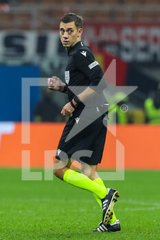 2021-11-03 - Referee Clement Turpin in action during the UEFA Champions League 2021/22 Group Stage - Group B football match between AC Milan and FC Porto at Giuseppe Meazza Stadium, Milan, Italy on November 03, 2021 - AC MILAN VS FC PORTO - UEFA CHAMPIONS LEAGUE - SOCCER