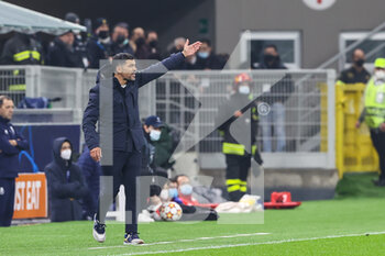 2021-11-03 - Sergio Conceicao Head Coach of FC Porto reacts from the bench during the UEFA Champions League 2021/22 Group Stage - Group B football match between AC Milan and FC Porto at Giuseppe Meazza Stadium, Milan, Italy on November 03, 2021 - AC MILAN VS FC PORTO - UEFA CHAMPIONS LEAGUE - SOCCER