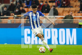 2021-11-03 - Luis Diaz of FC Porto in action during the UEFA Champions League 2021/22 Group Stage - Group B football match between AC Milan and FC Porto at Giuseppe Meazza Stadium, Milan, Italy on November 03, 2021 - AC MILAN VS FC PORTO - UEFA CHAMPIONS LEAGUE - SOCCER