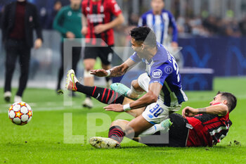 2021-11-03 - Evanilson of FC Porto fights for the ball against Alessio Romagnoli of AC Milan during the UEFA Champions League 2021/22 Group Stage - Group B football match between AC Milan and FC Porto at Giuseppe Meazza Stadium, Milan, Italy on November 03, 2021 - AC MILAN VS FC PORTO - UEFA CHAMPIONS LEAGUE - SOCCER