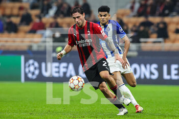 2021-11-03 - Davide Calabria of AC Milan in action during the UEFA Champions League 2021/22 Group Stage - Group B football match between AC Milan and FC Porto at Giuseppe Meazza Stadium, Milan, Italy on November 03, 2021 - AC MILAN VS FC PORTO - UEFA CHAMPIONS LEAGUE - SOCCER