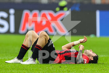 2021-11-03 - Davide Calabria of AC Milan injured during the UEFA Champions League 2021/22 Group Stage - Group B football match between AC Milan and FC Porto at Giuseppe Meazza Stadium, Milan, Italy on November 03, 2021 - AC MILAN VS FC PORTO - UEFA CHAMPIONS LEAGUE - SOCCER