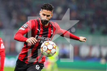 2021-11-03 - Olivier Giroud of AC Milan in action during the UEFA Champions League 2021/22 Group Stage - Group B football match between AC Milan and FC Porto at Giuseppe Meazza Stadium, Milan, Italy on November 03, 2021 - AC MILAN VS FC PORTO - UEFA CHAMPIONS LEAGUE - SOCCER