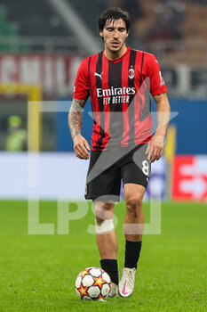 2021-11-03 - Sandro Tonali of AC Milan in action during the UEFA Champions League 2021/22 Group Stage - Group B football match between AC Milan and FC Porto at Giuseppe Meazza Stadium, Milan, Italy on November 03, 2021 - AC MILAN VS FC PORTO - UEFA CHAMPIONS LEAGUE - SOCCER