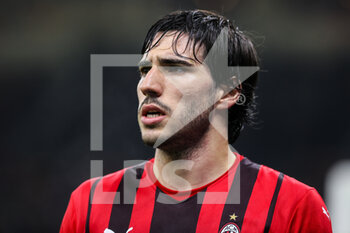 2021-11-03 - Sandro Tonali of AC Milan looks on during the UEFA Champions League 2021/22 Group Stage - Group B football match between AC Milan and FC Porto at Giuseppe Meazza Stadium, Milan, Italy on November 03, 2021 - AC MILAN VS FC PORTO - UEFA CHAMPIONS LEAGUE - SOCCER