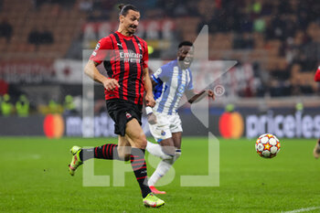 2021-11-03 - Zlatan Ibrahimovic of AC Milan in action during the UEFA Champions League 2021/22 Group Stage - Group B football match between AC Milan and FC Porto at Giuseppe Meazza Stadium, Milan, Italy on November 03, 2021 - AC MILAN VS FC PORTO - UEFA CHAMPIONS LEAGUE - SOCCER