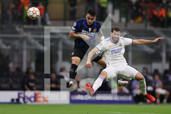2021-09-15 - Lautaro Martinez of FC Internazionale fights for the ball against Nacho Fernández of Real Madrid CF during the UEFA Champions League 2021/22 Group Stage - Group D football match between FC Internazionale and Real Madrid CF at Giuseppe Meazza Stadium, Milan, Italy on September 15, 2021 - GROUP D - INTER - FC INTERNAZIONALE VS REAL MADRID - UEFA CHAMPIONS LEAGUE - SOCCER