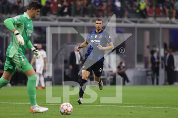 2021-09-15 - Edin Dzeko of FC Internazionale in action during the UEFA Champions League 2021/22 Group Stage - Group D football match between FC Internazionale and Real Madrid CF at Giuseppe Meazza Stadium, Milan, Italy on September 15, 2021 - GROUP D - INTER - FC INTERNAZIONALE VS REAL MADRID - UEFA CHAMPIONS LEAGUE - SOCCER