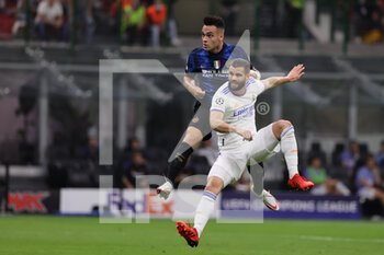 2021-09-15 - Lautaro Martinez of FC Internazionale in action with Daniel Carvajal of Real Madrid CF during the UEFA Champions League 2021/22 Group Stage - Group D football match between FC Internazionale and Real Madrid CF at Giuseppe Meazza Stadium, Milan, Italy on September 15, 2021 - GROUP D - INTER - FC INTERNAZIONALE VS REAL MADRID - UEFA CHAMPIONS LEAGUE - SOCCER