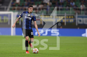 2021-09-15 - Alessandro Bastoni of FC Internazionale in action during the UEFA Champions League 2021/22 Group Stage - Group D football match between FC Internazionale and Real Madrid CF at Giuseppe Meazza Stadium, Milan, Italy on September 15, 2021 - GROUP D - INTER - FC INTERNAZIONALE VS REAL MADRID - UEFA CHAMPIONS LEAGUE - SOCCER