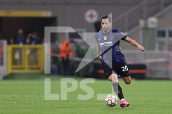 2021-09-15 - Hakan Calhanoglu of FC Internazionale in action during the UEFA Champions League 2021/22 Group Stage - Group D football match between FC Internazionale and Real Madrid CF at Giuseppe Meazza Stadium, Milan, Italy on September 15, 2021 - GROUP D - INTER - FC INTERNAZIONALE VS REAL MADRID - UEFA CHAMPIONS LEAGUE - SOCCER