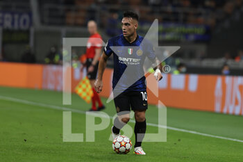 2021-09-15 - Lautaro Martinez of FC Internazionale in action during the UEFA Champions League 2021/22 Group Stage - Group D football match between FC Internazionale and Real Madrid CF at Giuseppe Meazza Stadium, Milan, Italy on September 15, 2021 - GROUP D - INTER - FC INTERNAZIONALE VS REAL MADRID - UEFA CHAMPIONS LEAGUE - SOCCER
