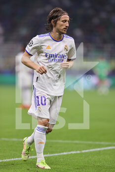 2021-09-15 - Luka Modrić of Real Madrid CF in action during the UEFA Champions League 2021/22 Group Stage - Group D football match between FC Internazionale and Real Madrid CF at Giuseppe Meazza Stadium, Milan, Italy on September 15, 2021 - GROUP D - INTER - FC INTERNAZIONALE VS REAL MADRID - UEFA CHAMPIONS LEAGUE - SOCCER