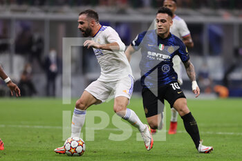 2021-09-15 - Daniel Carvajal of Real Madrid CF fights for the ball against Lautaro Martinez of FC Internazionale  during the UEFA Champions League 2021/22 Group Stage - Group D football match between FC Internazionale and Real Madrid CF at Giuseppe Meazza Stadium, Milan, Italy on September 15, 2021 - GROUP D - INTER - FC INTERNAZIONALE VS REAL MADRID - UEFA CHAMPIONS LEAGUE - SOCCER