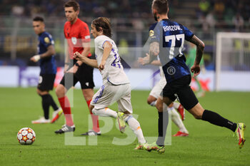 2021-09-15 - Luka Modrić of Real Madrid CF in action during the UEFA Champions League 2021/22 Group Stage - Group D football match between FC Internazionale and Real Madrid CF at Giuseppe Meazza Stadium, Milan, Italy on September 15, 2021 - GROUP D - INTER - FC INTERNAZIONALE VS REAL MADRID - UEFA CHAMPIONS LEAGUE - SOCCER