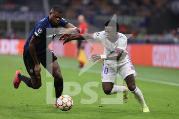 2021-09-15 - Vinícius Júnior of Real Madrid CF fights for the ball against Denzel Dumfries of FC Internazionale during the UEFA Champions League 2021/22 Group Stage - Group D football match between FC Internazionale and Real Madrid CF at Giuseppe Meazza Stadium, Milan, Italy on September 15, 2021 - GROUP D - INTER - FC INTERNAZIONALE VS REAL MADRID - UEFA CHAMPIONS LEAGUE - SOCCER