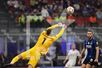 2021-09-15 - Samir Handanovic of FC Internazionale in action during the UEFA Champions League 2021/22 Group Stage - Group D football match between FC Internazionale and Real Madrid CF at Giuseppe Meazza Stadium, Milan, Italy on September 15, 2021 - GROUP D - INTER - FC INTERNAZIONALE VS REAL MADRID - UEFA CHAMPIONS LEAGUE - SOCCER