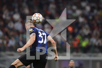 2021-09-15 - Milan Skriniar of FC Internazionale in action during the UEFA Champions League 2021/22 Group Stage - Group D football match between FC Internazionale and Real Madrid CF at Giuseppe Meazza Stadium, Milan, Italy on September 15, 2021 - GROUP D - INTER - FC INTERNAZIONALE VS REAL MADRID - UEFA CHAMPIONS LEAGUE - SOCCER