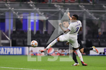 2021-09-15 - Lautaro Martinez of FC Internazionale fights for the ball against Éder Militão of Real Madrid CF during the UEFA Champions League 2021/22 Group Stage - Group D football match between FC Internazionale and Real Madrid CF at Giuseppe Meazza Stadium, Milan, Italy on September 15, 2021 - GROUP D - INTER - FC INTERNAZIONALE VS REAL MADRID - UEFA CHAMPIONS LEAGUE - SOCCER