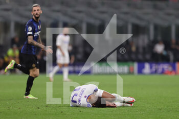 2021-09-15 - Casemiro of Real Madrid CF injured during the UEFA Champions League 2021/22 Group Stage - Group D football match between FC Internazionale and Real Madrid CF at Giuseppe Meazza Stadium, Milan, Italy on September 15, 2021 - GROUP D - INTER - FC INTERNAZIONALE VS REAL MADRID - UEFA CHAMPIONS LEAGUE - SOCCER