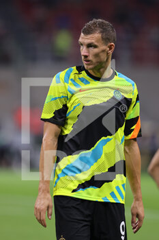 2021-09-15 - Edin Dzeko of FC Internazionale warms up during the UEFA Champions League 2021/22 Group Stage - Group D football match between FC Internazionale and Real Madrid CF at Giuseppe Meazza Stadium, Milan, Italy on September 15, 2021 - GROUP D - INTER - FC INTERNAZIONALE VS REAL MADRID - UEFA CHAMPIONS LEAGUE - SOCCER