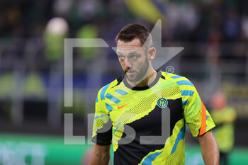 2021-09-15 - Stefan de Vrij of FC Internazionale warms up during the UEFA Champions League 2021/22 Group Stage - Group D football match between FC Internazionale and Real Madrid CF at Giuseppe Meazza Stadium, Milan, Italy on September 15, 2021 - GROUP D - INTER - FC INTERNAZIONALE VS REAL MADRID - UEFA CHAMPIONS LEAGUE - SOCCER