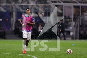 2021-09-15 - Éder Militão of Real Madrid CF warms up during the UEFA Champions League 2021/22 Group Stage - Group D football match between FC Internazionale and Real Madrid CF at Giuseppe Meazza Stadium, Milan, Italy on September 15, 2021 - GROUP D - INTER - FC INTERNAZIONALE VS REAL MADRID - UEFA CHAMPIONS LEAGUE - SOCCER