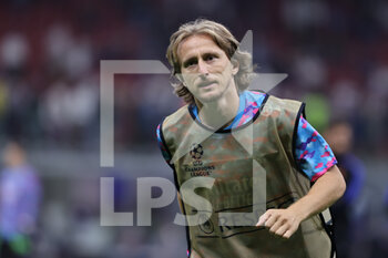 2021-09-15 - Luka Modrić of Real Madrid CF warms up during the UEFA Champions League 2021/22 Group Stage - Group D football match between FC Internazionale and Real Madrid CF at Giuseppe Meazza Stadium, Milan, Italy on September 15, 2021 - GROUP D - INTER - FC INTERNAZIONALE VS REAL MADRID - UEFA CHAMPIONS LEAGUE - SOCCER