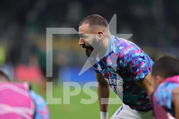2021-09-15 - Karim Benzema of Real Madrid CF warms up during the UEFA Champions League 2021/22 Group Stage - Group D football match between FC Internazionale and Real Madrid CF at Giuseppe Meazza Stadium, Milan, Italy on September 15, 2021 - GROUP D - INTER - FC INTERNAZIONALE VS REAL MADRID - UEFA CHAMPIONS LEAGUE - SOCCER