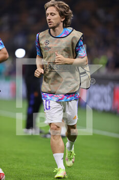 2021-09-15 - Luka Modrić of Real Madrid CF warms up during the UEFA Champions League 2021/22 Group Stage - Group D football match between FC Internazionale and Real Madrid CF at Giuseppe Meazza Stadium, Milan, Italy on September 15, 2021 - GROUP D - INTER - FC INTERNAZIONALE VS REAL MADRID - UEFA CHAMPIONS LEAGUE - SOCCER