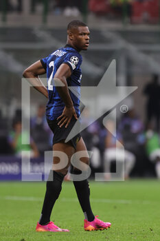 2021-09-15 - Denzel Dumfries of FC Internazionale in action during the UEFA Champions League 2021/22 Group Stage - Group D football match between FC Internazionale and Real Madrid CF at Giuseppe Meazza Stadium, Milan, Italy on September 15, 2021 - GROUP D - INTER - FC INTERNAZIONALE VS REAL MADRID - UEFA CHAMPIONS LEAGUE - SOCCER