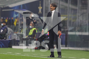 2021-10-19 - Simone Inzaghi Head Coach of FC Internazionale reacts from the bench during the UEFA Champions League 2021/22 Group Stage - Group D football match between FC Internazionale and FC Sheriff Tiraspol at Giuseppe Meazza Stadium, Milan, Italy on October 19, 2021 - INTER - FC INTERNAZIONALE VS SHERIFF TIRASPOL - UEFA CHAMPIONS LEAGUE - SOCCER