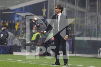 2021-10-19 - Simone Inzaghi Head Coach of FC Internazionale gestures during the UEFA Champions League 2021/22 Group Stage - Group D football match between FC Internazionale and FC Sheriff Tiraspol at Giuseppe Meazza Stadium, Milan, Italy on October 19, 2021 - INTER - FC INTERNAZIONALE VS SHERIFF TIRASPOL - UEFA CHAMPIONS LEAGUE - SOCCER