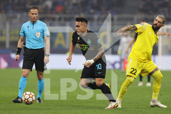 2021-10-19 - Lautaro Martinez of FC Internazionale in action during the UEFA Champions League 2021/22 Group Stage - Group D football match between FC Internazionale and FC Sheriff Tiraspol at Giuseppe Meazza Stadium, Milan, Italy on October 19, 2021 - INTER - FC INTERNAZIONALE VS SHERIFF TIRASPOL - UEFA CHAMPIONS LEAGUE - SOCCER